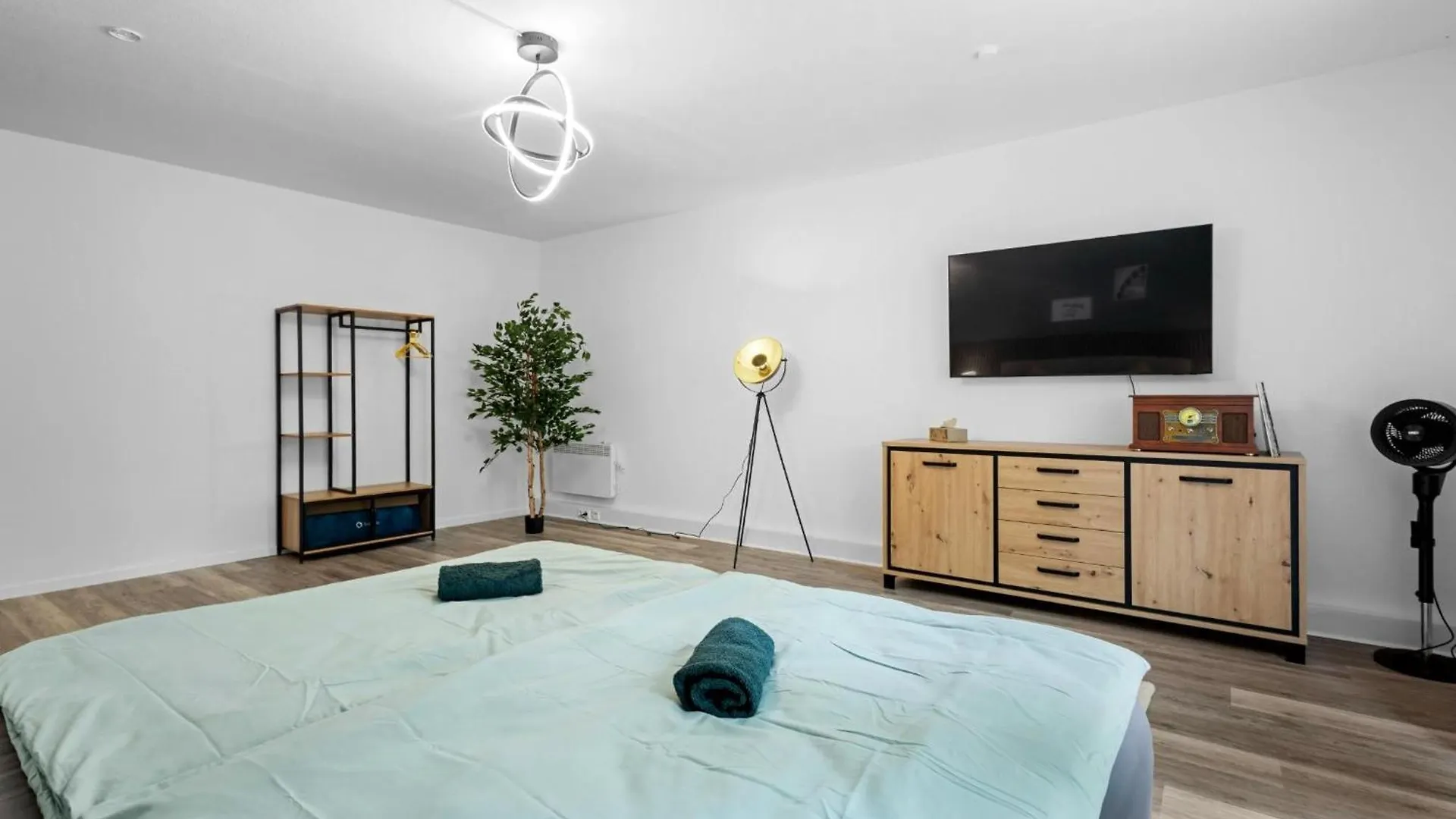Exklusive Suite - Zentral In Der Koelner Suedstadt - Kostenloser Privatparkplatz - Perfekt Fuer Bis Zu 6 Gaeste - Smart Home 0*, Köln Németország